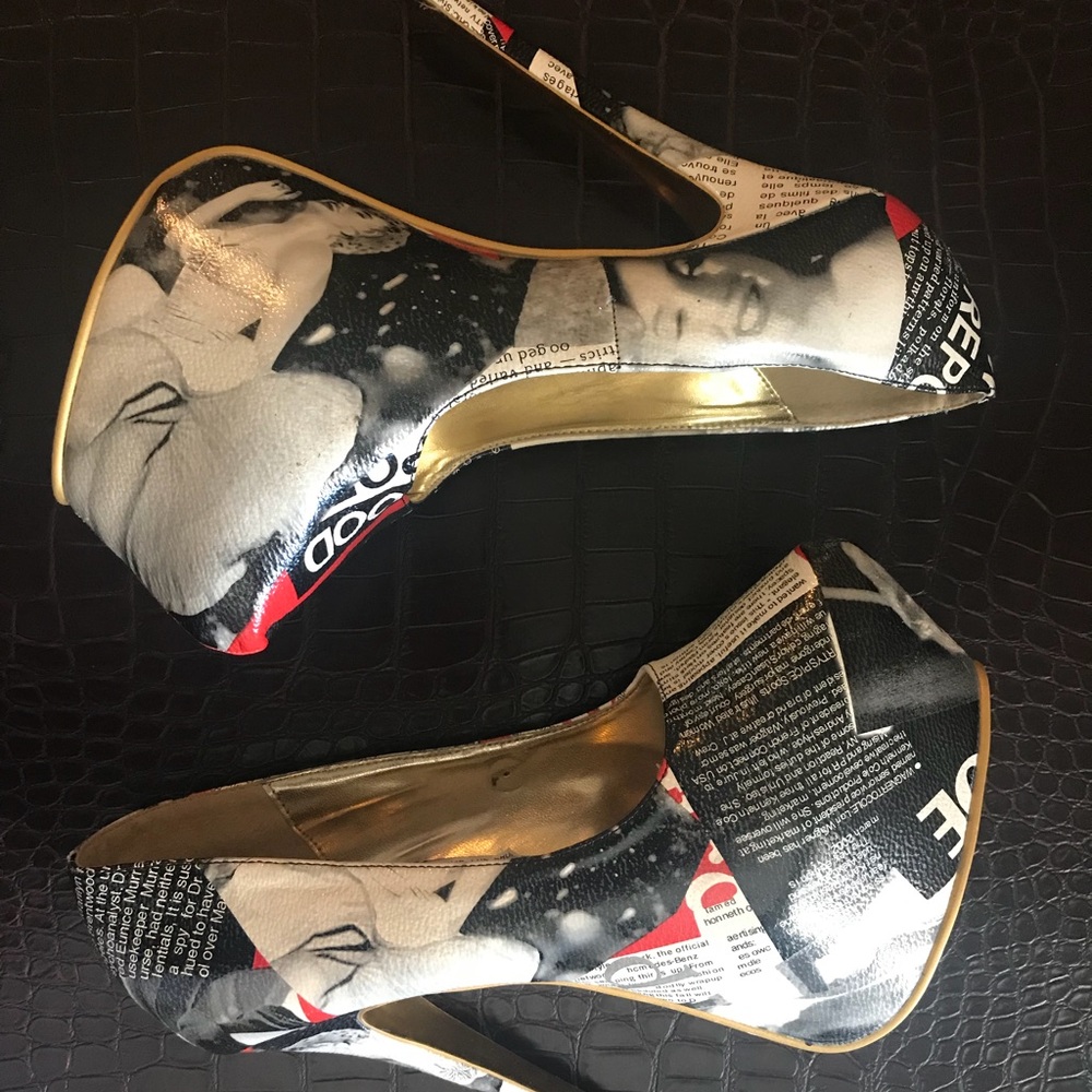 Magazine Print high heel pumps